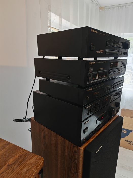 Linie Pioneer cu boxe și telecomanda