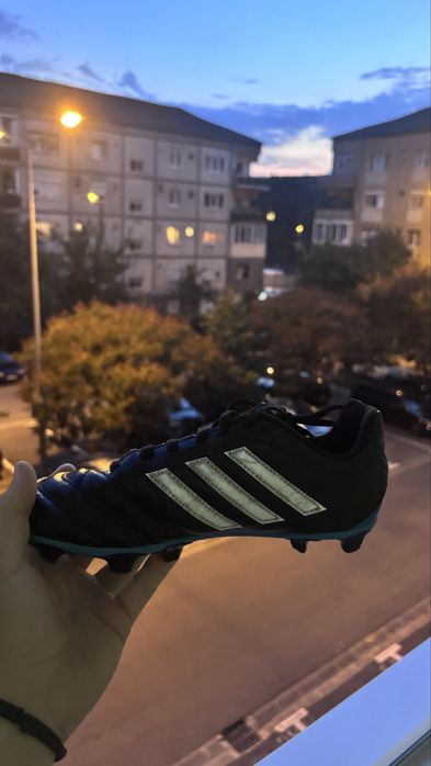 Ghete de fotbal adidas pentru copii