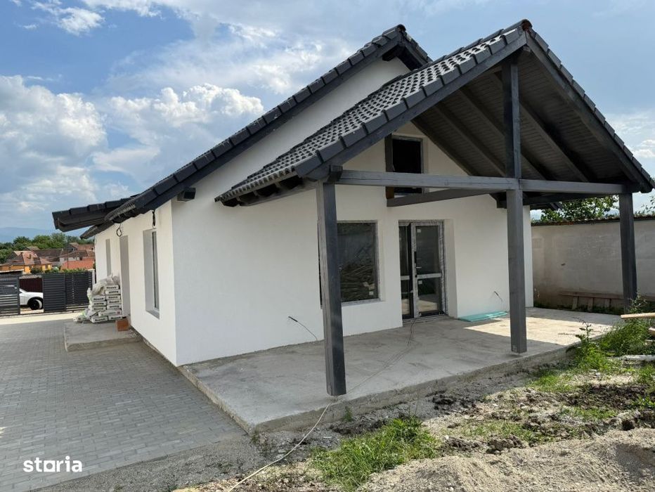 Casa individuala cu 4 camere 2 bai si terasa in Sura Mica