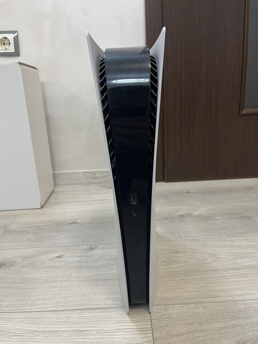 Продавам playstation 5,с един джойстик и без никакви забележки.