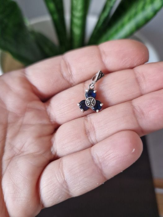 Сребърна висулка със сапфири