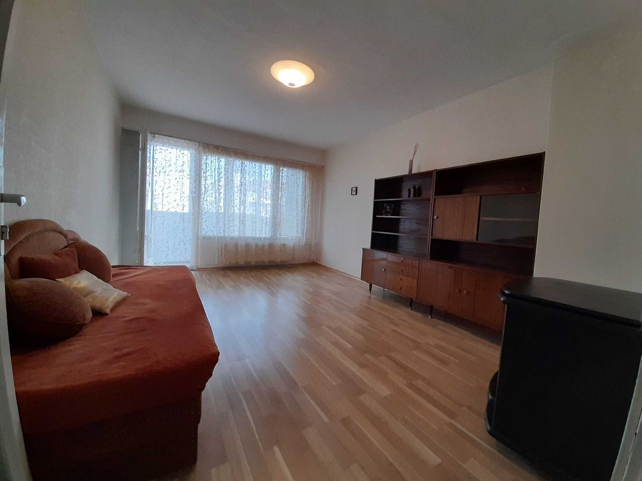 Дава се под наем Двустаен апартамент в Бургас, Изгрев - 60 кв.м за 280.5 € - Снимка #2