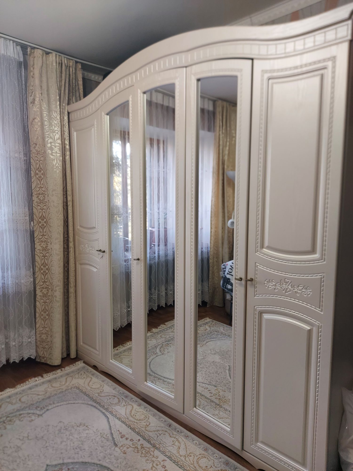 Продам шифонер с комодом в отличном состоянии.