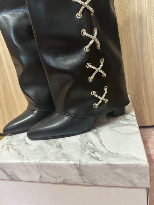 Елегантни дамски ботуши