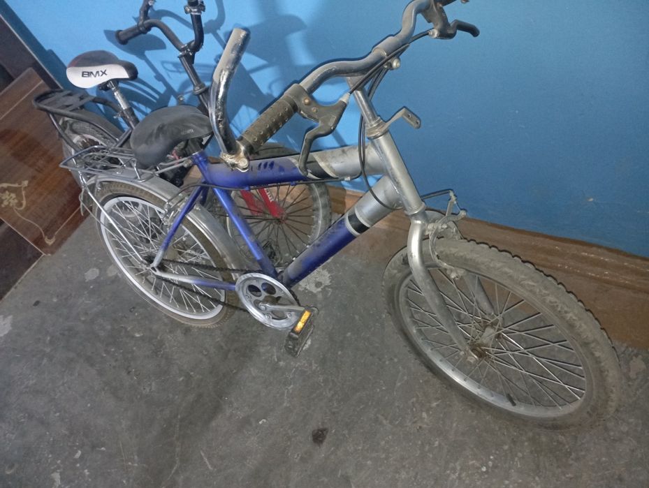 Velosiped sotiladi. Qizil va koʻk