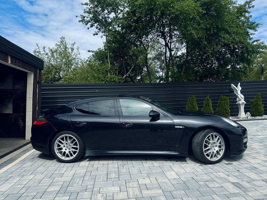 Porsche Panamera Black