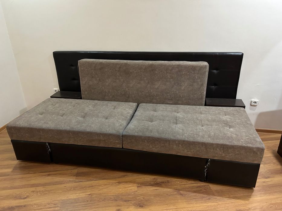 Диван коричневый и комод с зеркалом