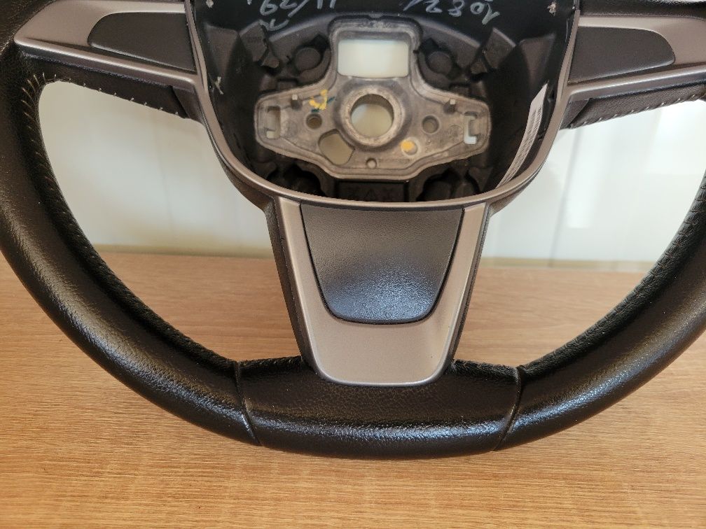 Продавам запазен кожен волан за Seat Ibiza 2008 - 2012