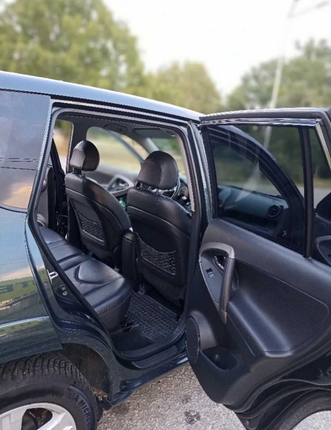 Продавам Toyota RAV4