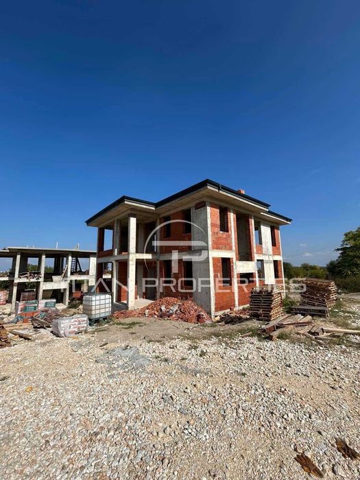 Двуетажна къща в Марково