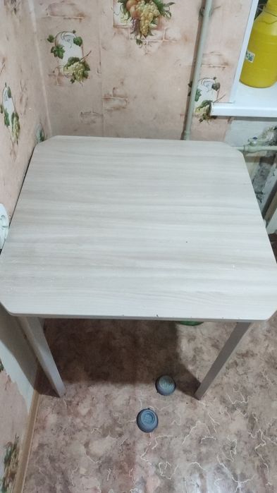 Продам кухонный стол