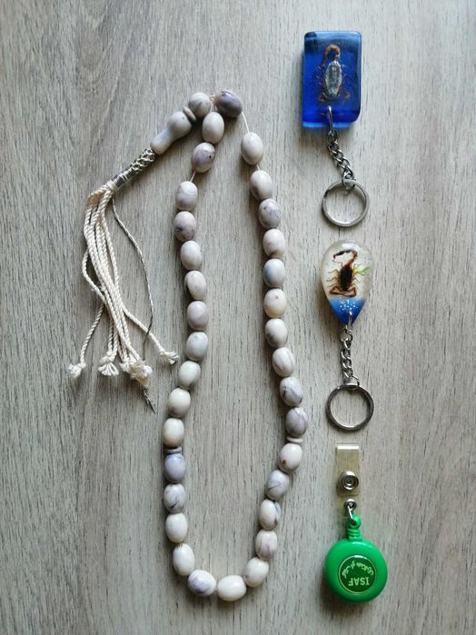 Ключодържатели, броеница, емблеми, ножове