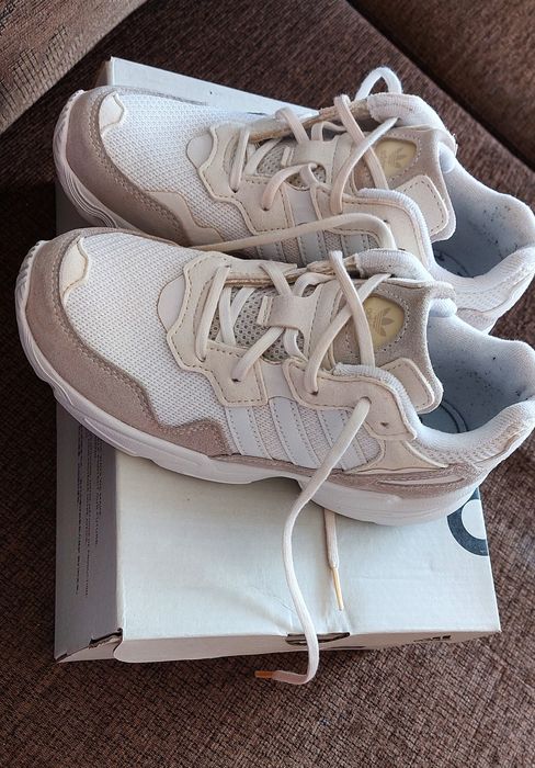 Adidași adidas piele, nr.33, aproape noi!