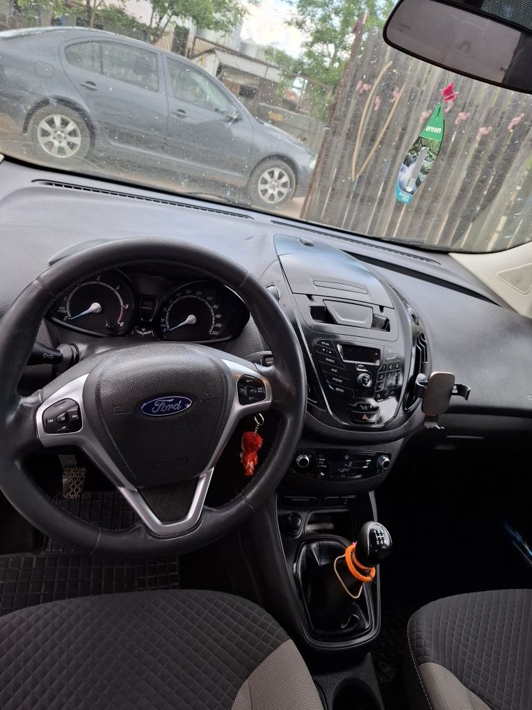 Ford tourneo curier