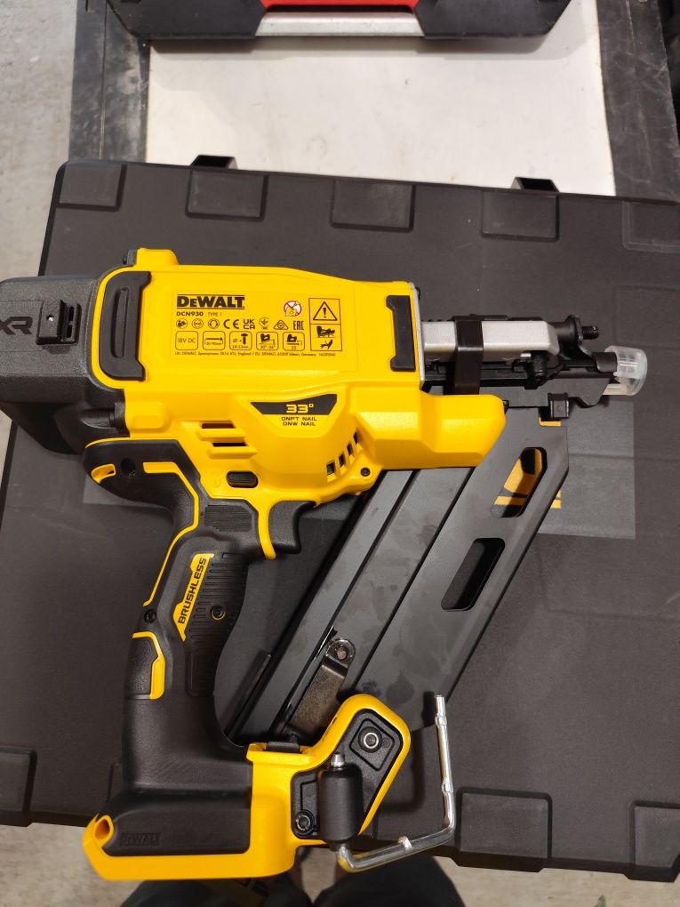 Топ цена пистолет такер за пирони гвоздеи Девалт DeWALT DCN930P2  18V