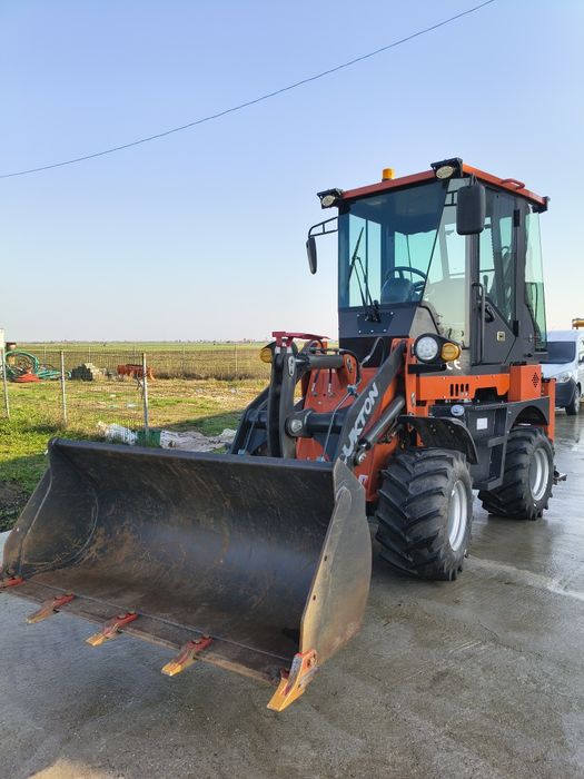 Vând buldoexcavator lukton 3.8 tone ca nou 185 ore  TVA deductibil