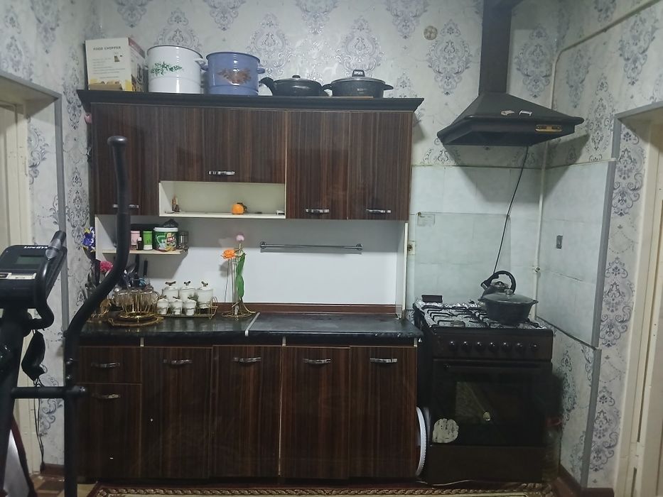 Gaz plita va kuxnigarnitur sotiladiii