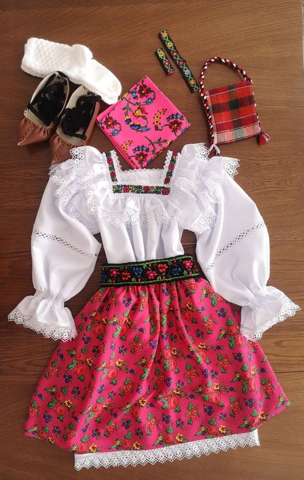Costum popular pentru doamne și domnișoare de Maramureș complet