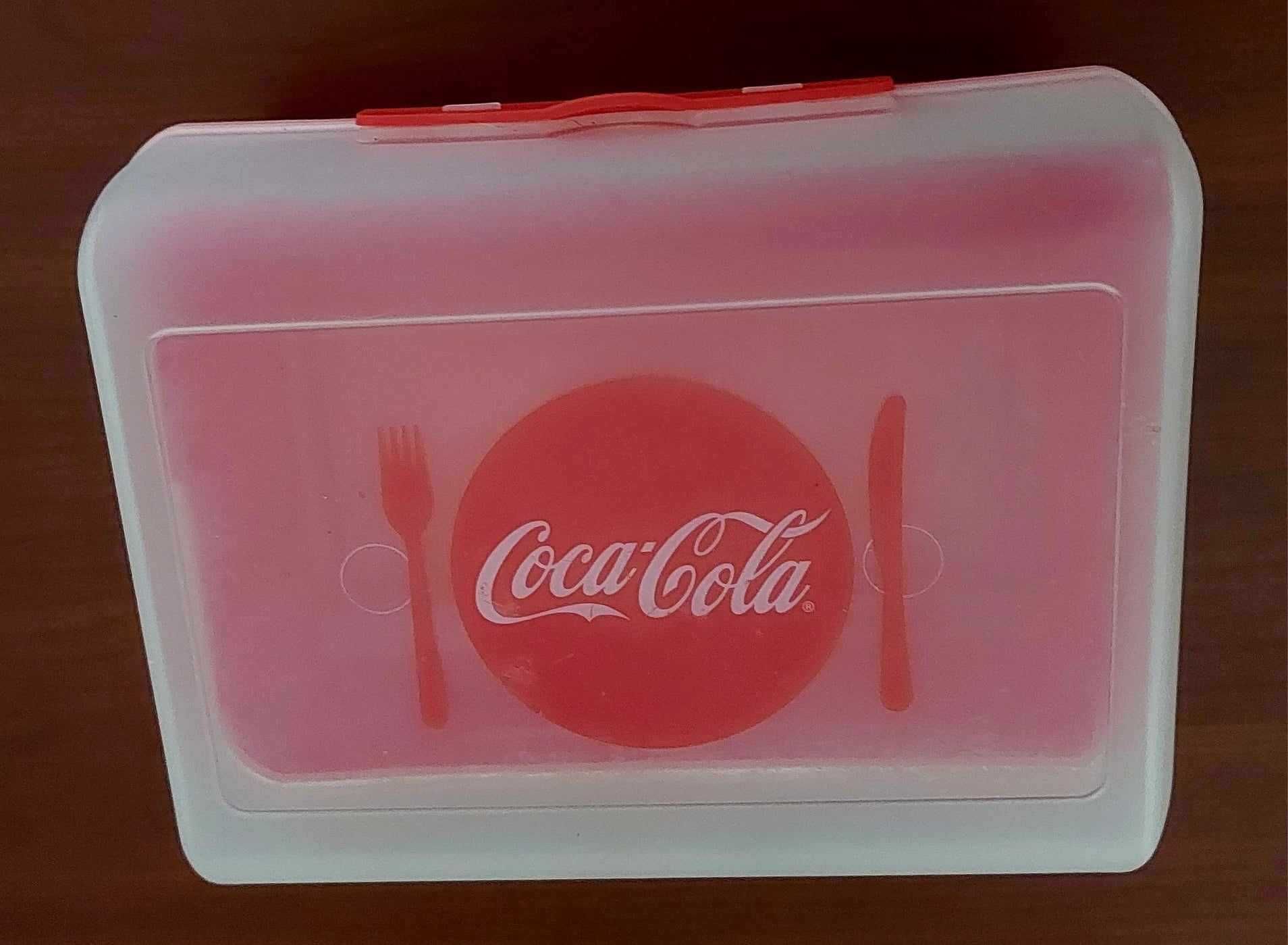 Кутии за храна на Кока Кола.