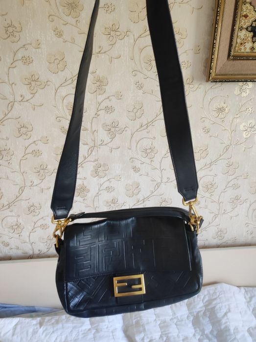 Продам кожаную сумку fendi