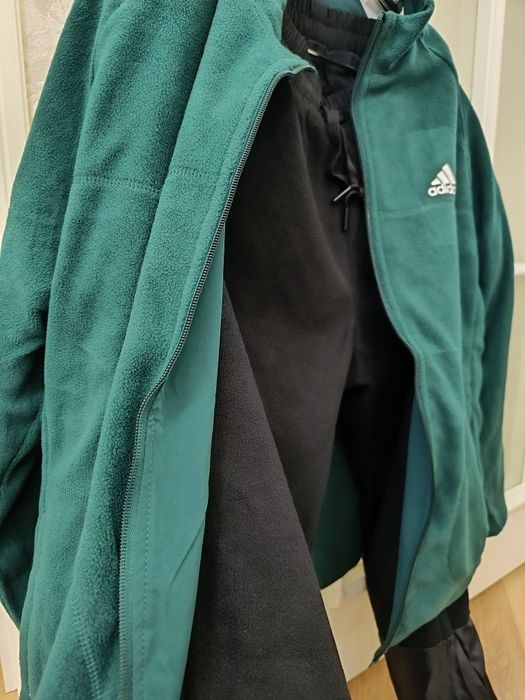 Adidas brendidagi sportifka