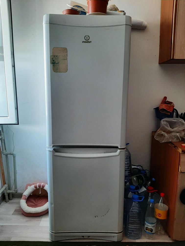 Холодильник бу indezit