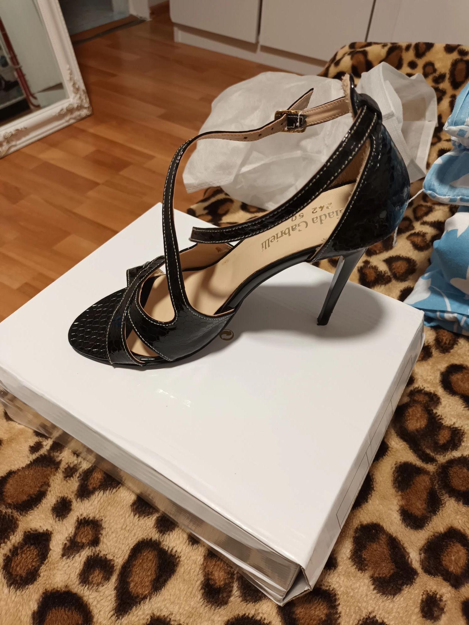 Sandale din piele elegante cu toc stiletto