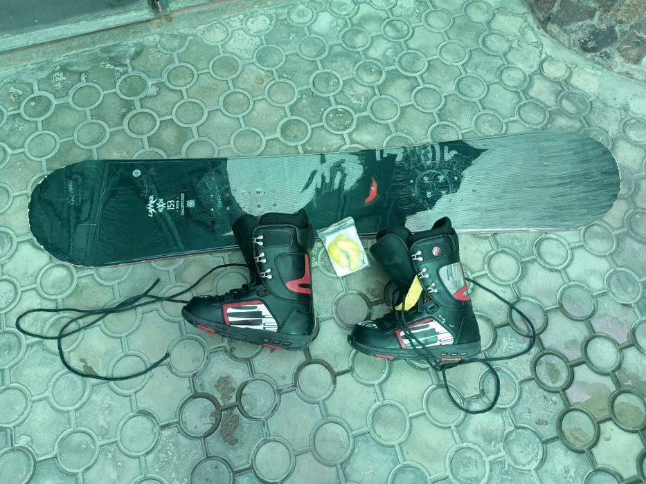 Сноуборд б/у в хорошем состоянии сапоги 42 размер