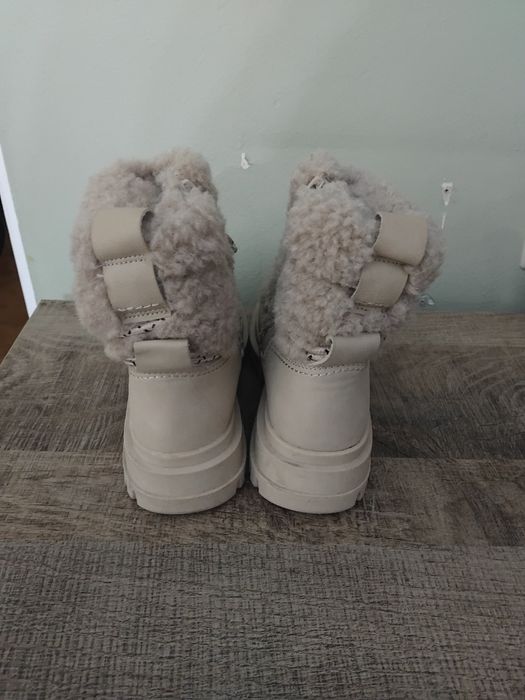 UGG бети с велурена агнешка кожа и модели от ZARA