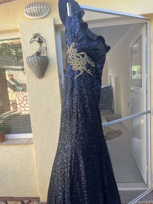 Официална рокля дълга е едно рамо.