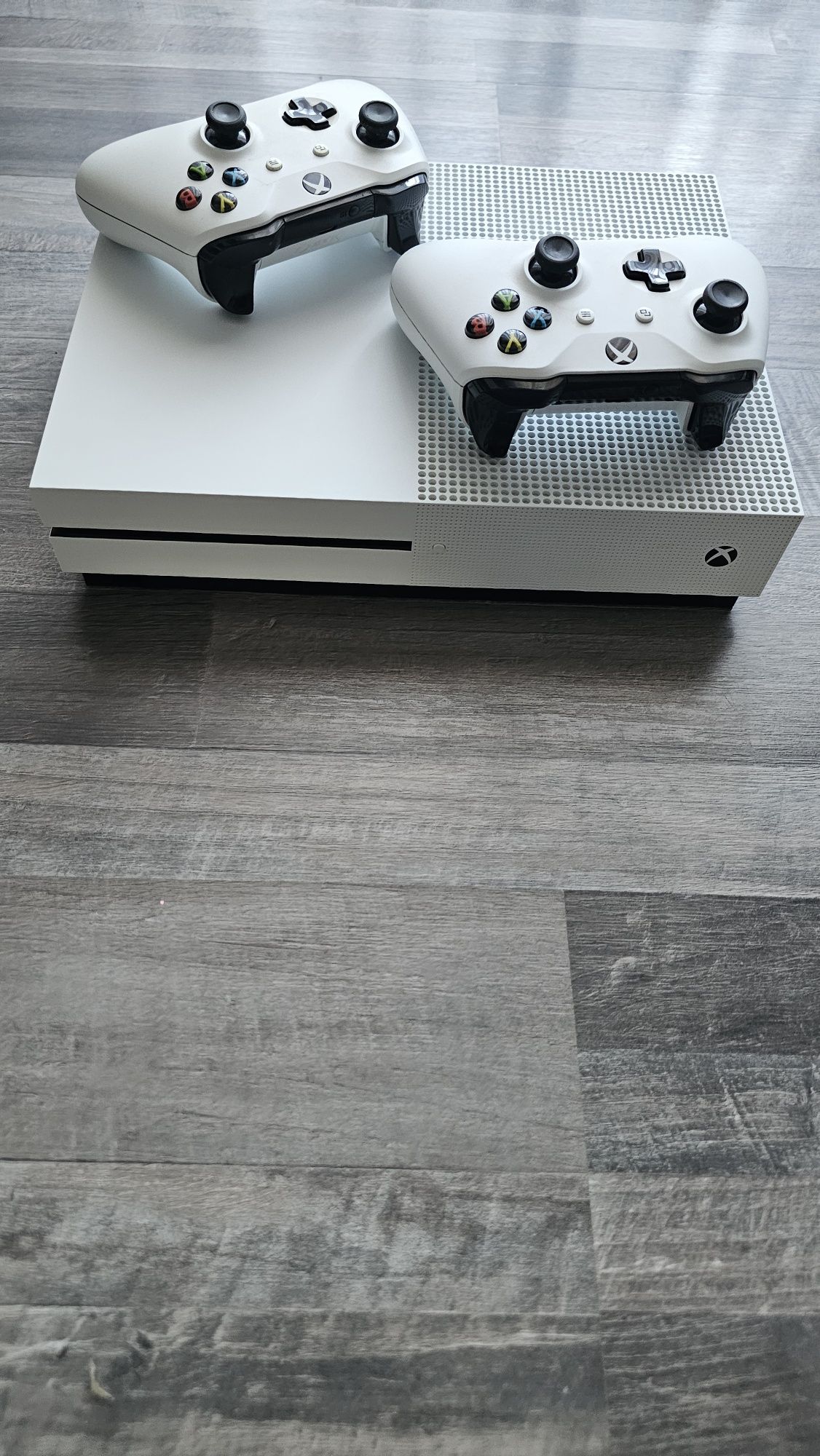 Xbox One S + 2 manete joystick-uri 500 gb Memorie!!!