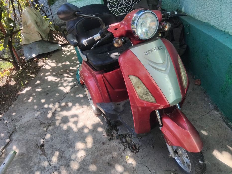 Vand scooter ,pret negociabil