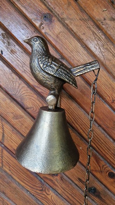 Чугунена камбана с декорация пиленце.