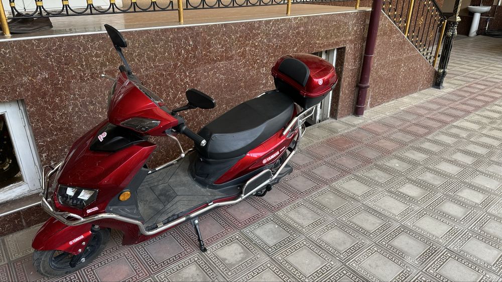 Skuter yamaxa qizil