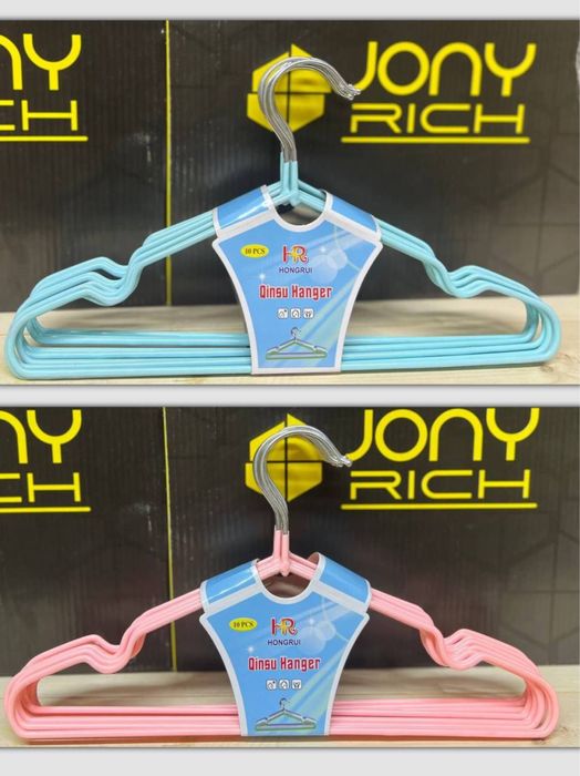 Вешалки для одежды разного размера и в разном стиле