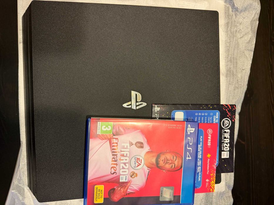 Конзола Sony PlayStation 4 PRO 1TB + два контролера, игра FIFA и кутия