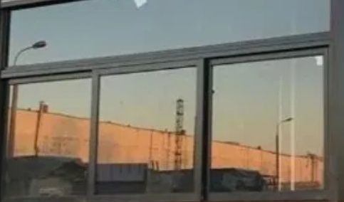 Окно для магазина с открывающимся дверьцем