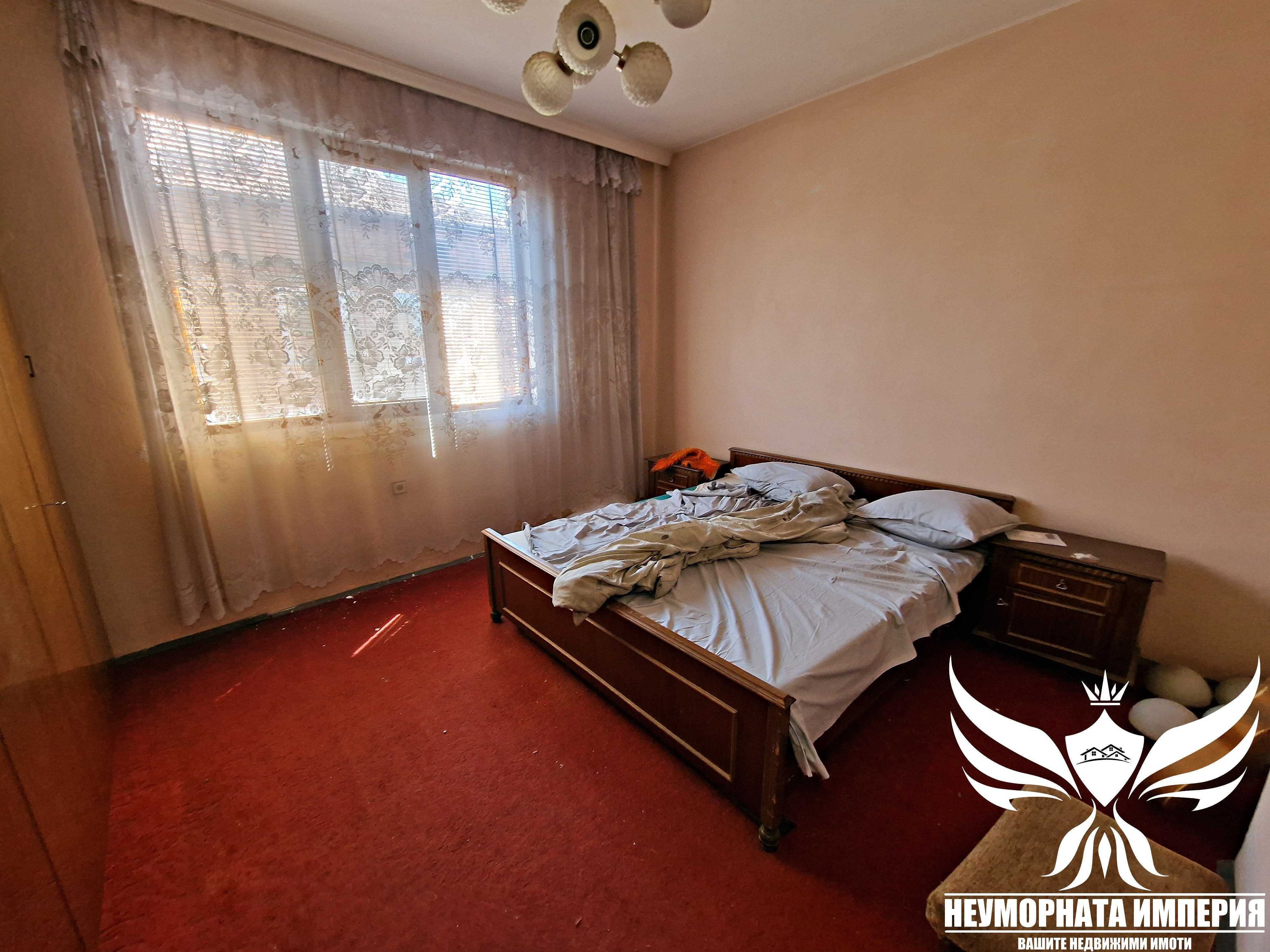 Продавам тристаен с гараж, партерни стаи и 219кв. двор в гр.Асеновград