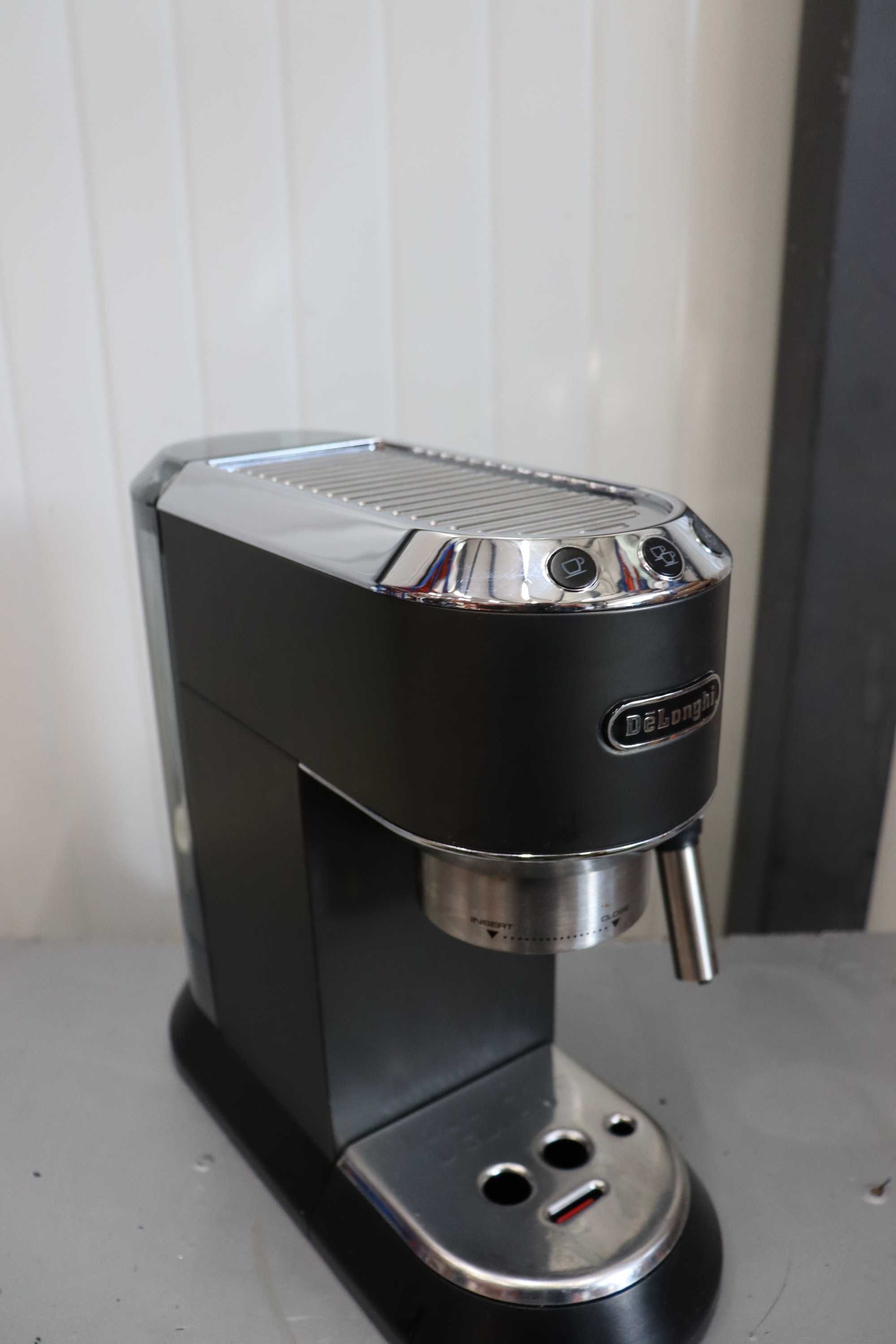 Кафемашина De'Longhi Dedica EC685, дюза за млечна пяна, две цедки
