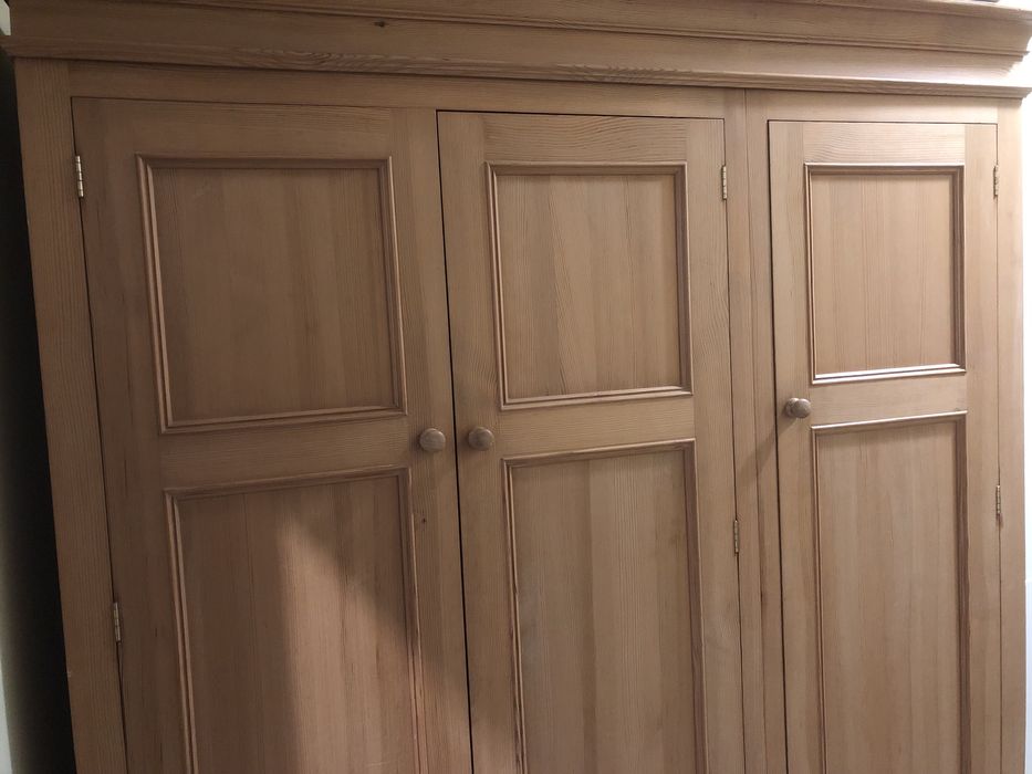 Гардероб трикрилен от масив