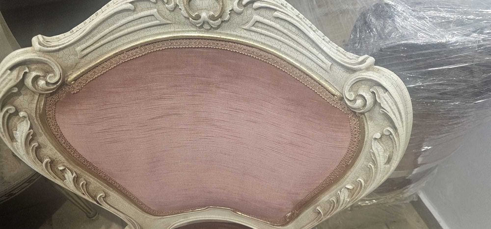 Vand   masa de living din lemn masiv  in stil venetian cu 6 scaune .