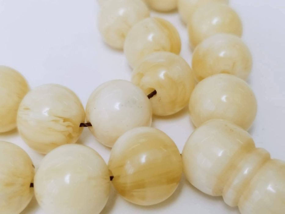 Vechi rozariu din chihlimbar baltic alb (butter amber) natural, rar