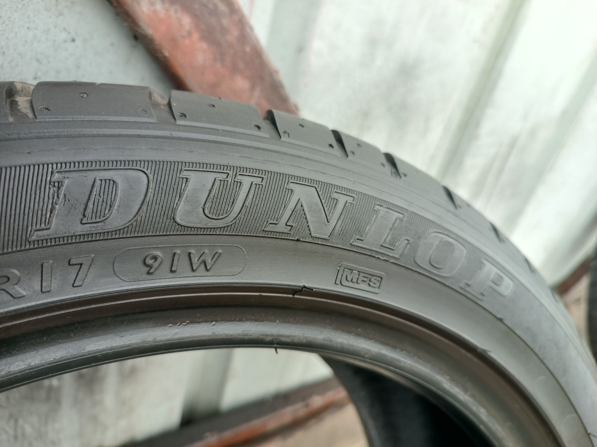 225/45/17 Dunlop