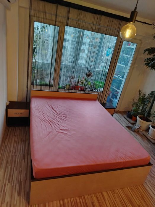 Спалня с 2 нощни шкафчета.