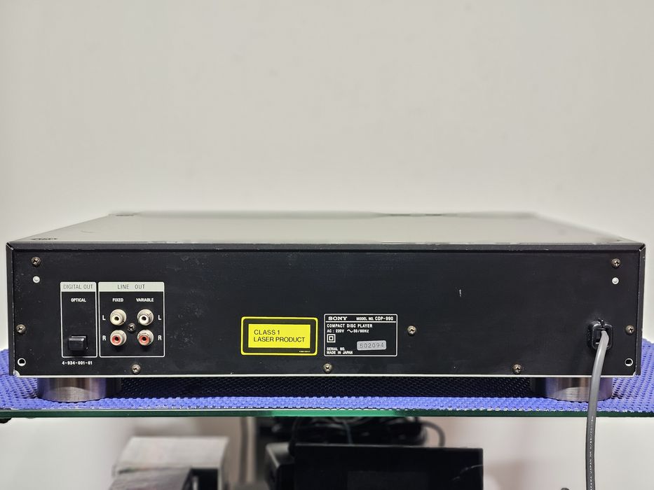 Cd player Sony CDP-990 cu telecomanda 4D/A eșalonat pe 16fs45 de biți.