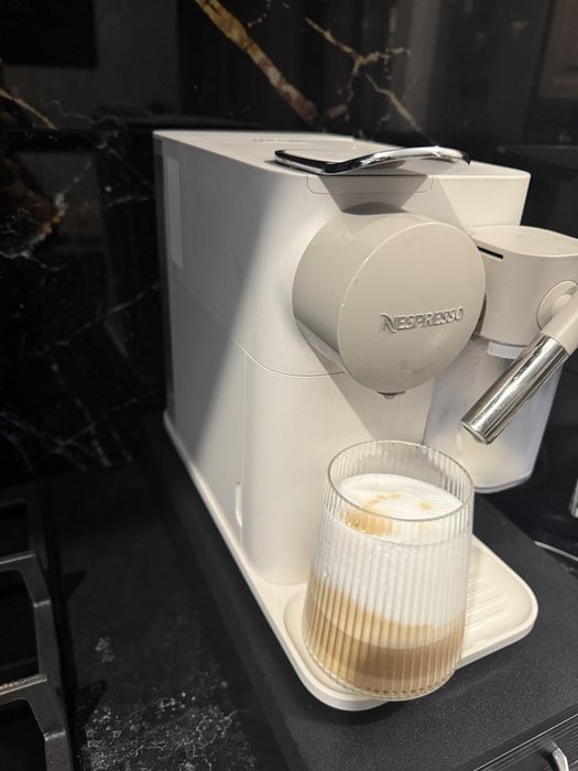 Vand Nespresso lattissima one stare excelenta si suport capsule