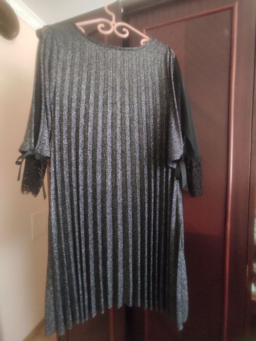 Блузон с дантела на ръкава .Бульона е на плисе в черен цвят с лъскави