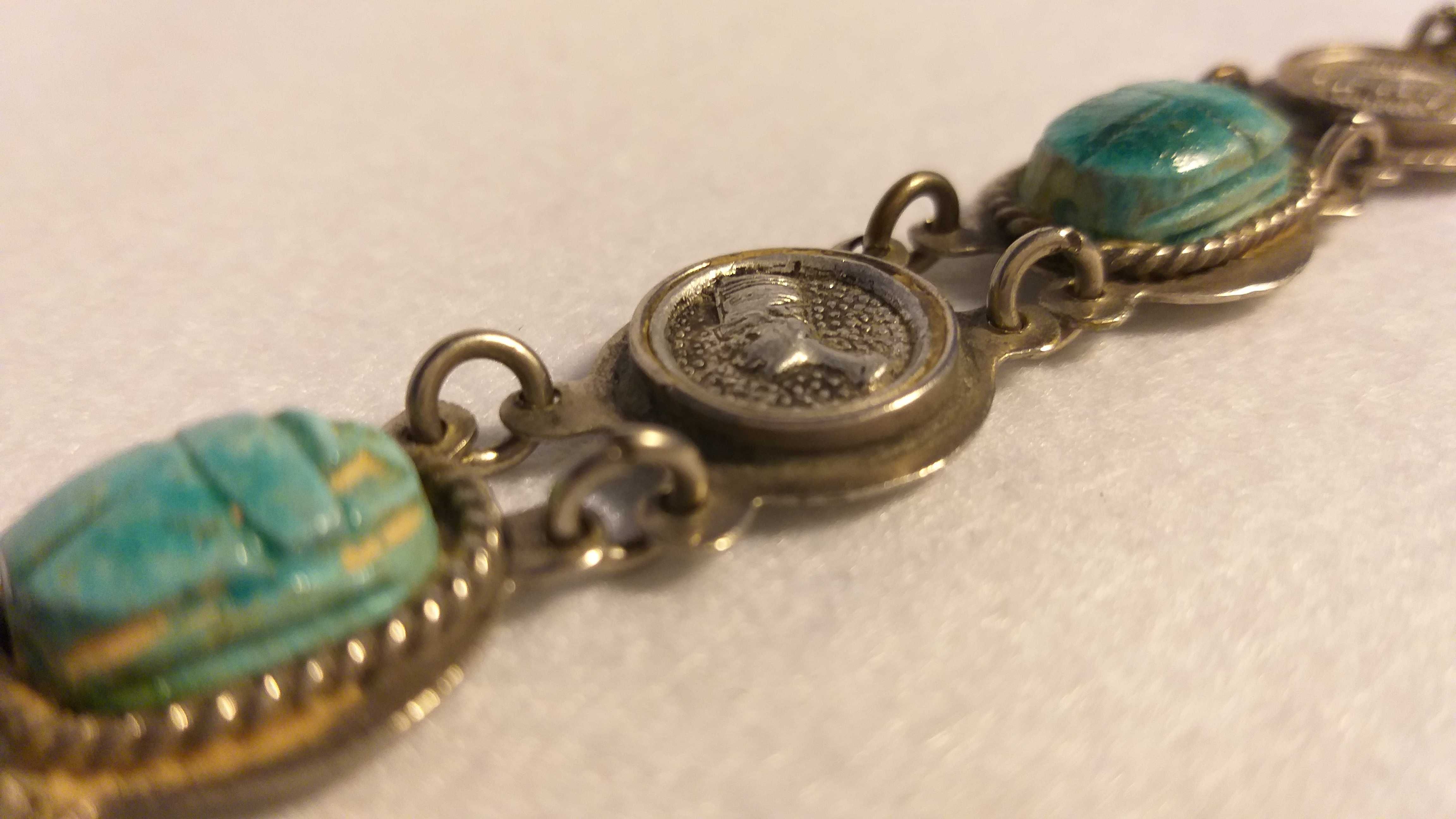 Brățară vintage din metal, model Egyptian cu scarabei din turquoise.