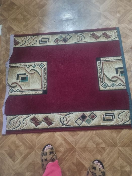 Продам коврик красного цвета