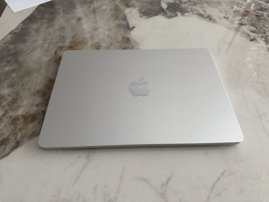 Macbook Air ;M2/2022, 8/250 GB.10 cicluri,impecabil (ca nou).